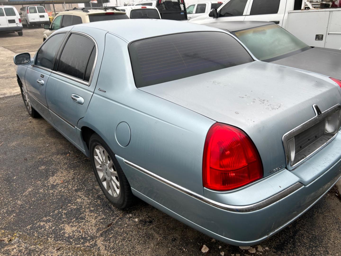 2006 Lincoln Town Car (1LNHM81W66Y) , located at 1687 Business 35 S, New Braunfels, TX, 78130, (830) 625-7159, 29.655487, -98.051491 - Photo#1